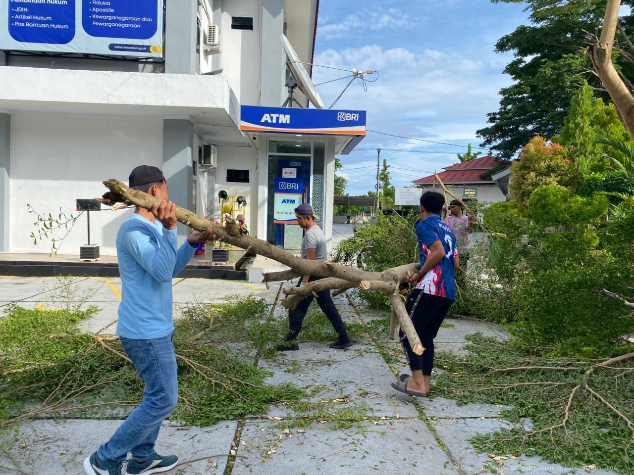 Wujudkan Lingkungan Kerja yang ASRI, Kanwil Kemenkum Sulbar Gelar Kerja Bakti Bersama