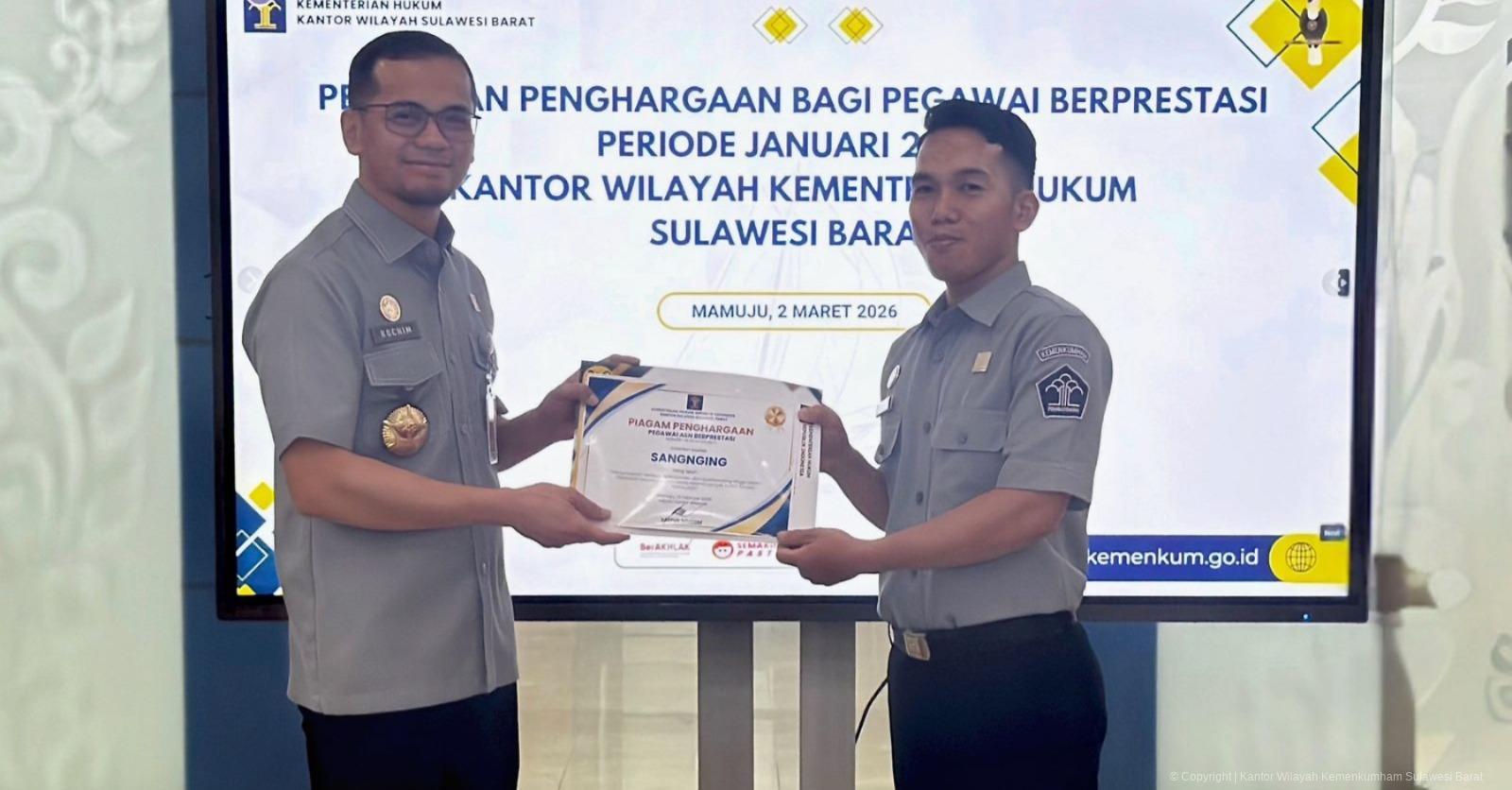 Kakanwil Kemenkum Sulbar Serahkan Penghargaan Pegawai Berprestasi