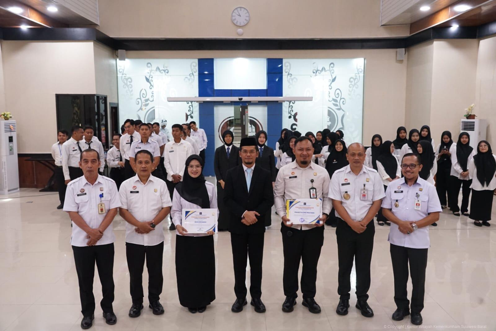 Kakanwil Kemenkum Sulbar Serahkan Penghargaan kepada Pegawai Berprestasi dan Pelayanan Terbaik