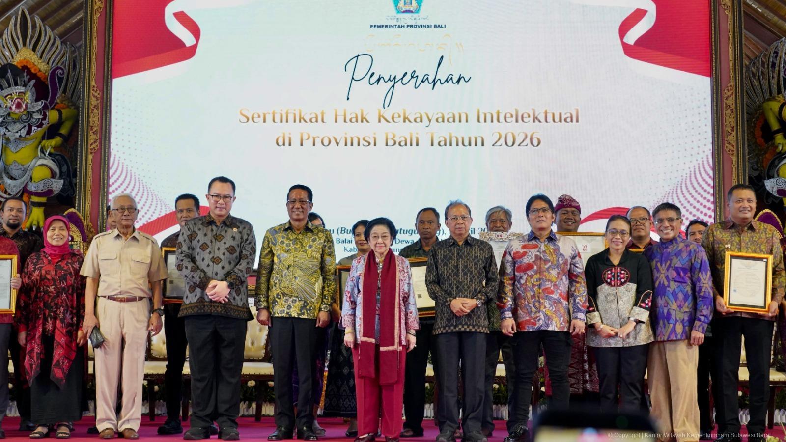 Dari Tenun Hingga Tari, Menteri Hukum Serahkan 146 Sertifikat KI Milik Bali